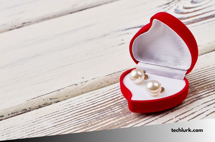 Read more about the article Shop Heart-Shaped Pearl Earrings: 10 Elegant Styles for Every Budget